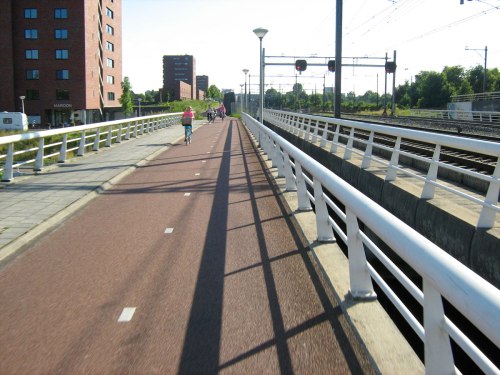 Hohe Qualität Radfahrer- und Fußgängerbrücke, mit parallele Eisenbahnbrücke, in die Niederlande