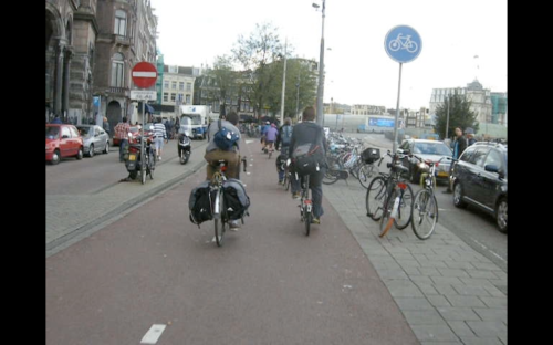 Viele Leute fahren auf einem zweispurige Radweg in Amsterdam.