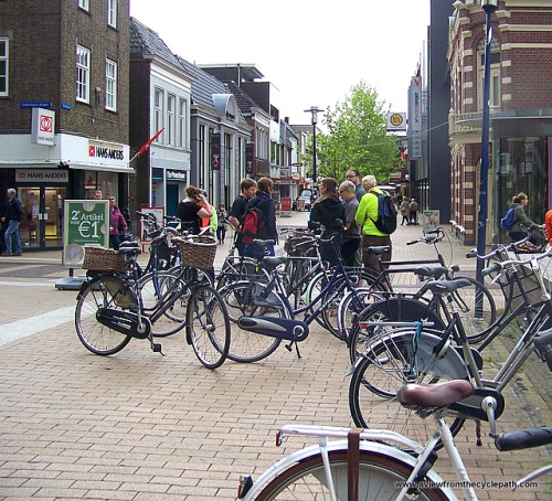 Fahrrad-Studienreise-Gruppe in Stadtzentrum von Assen, die Niederlande